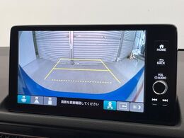 【バックカメラ】駐車時に後方がリアルタイム映像で確認できます。大型商業施設や立体駐車場での駐車時や、夜間のバック時に大活躍！運転スキルに関わらず、今や必須となった装備のひとつです！