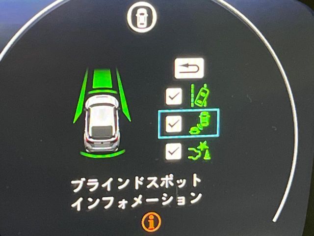 【ブラインドスポットインフォメーション】走行中、ドアミラーの死角になりやすい箇所に後続車が接近するとサイドミラー付近に警告を表示、ドライバーに注意喚起をしてくれます。