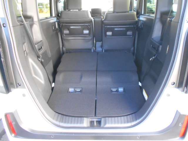 後席シートは簡単に倒せます♪大きな荷物や長い荷物も収納可能です☆