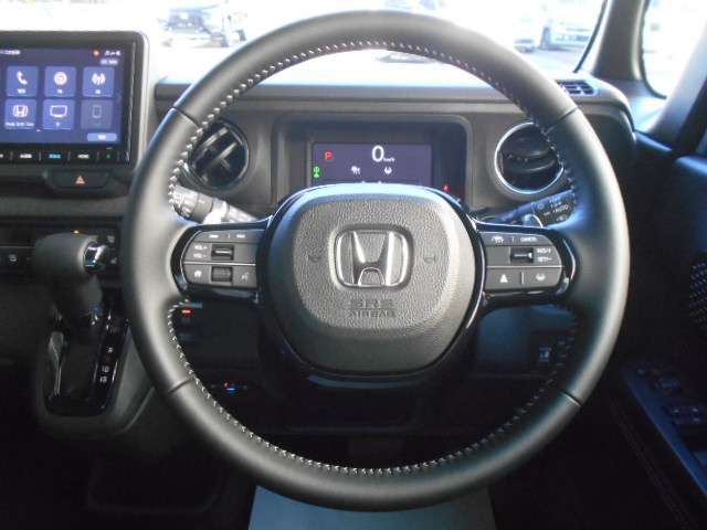 本革巻きステアリングホイール☆パドルシフト付き♪オーディオ操作もハンドルを握ったままできます♪