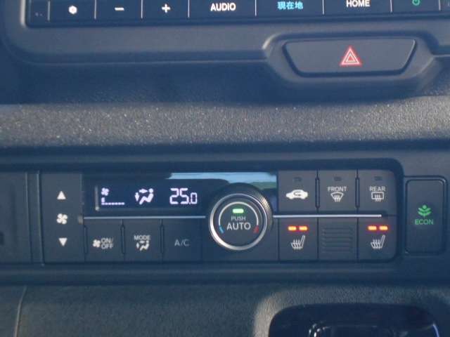 運転席と助手席にはシートヒーター装備☆寒い季節には嬉しい機能です♪