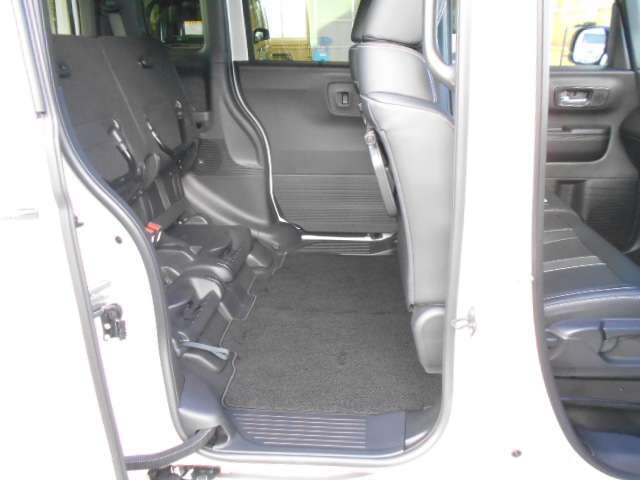 後席は跳ね上げ可能です！このスペースに背の高い荷物を積み込むことができます☆