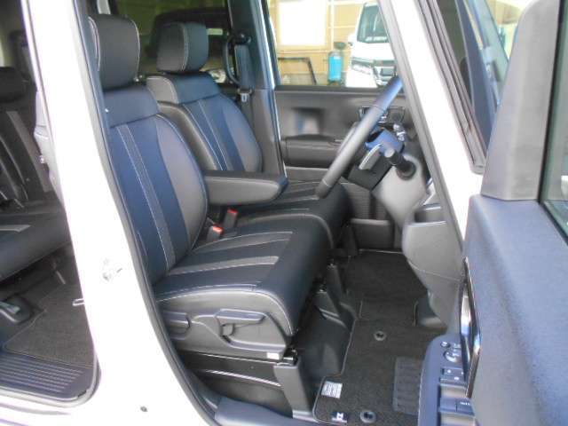 車内はブラックのフルプライムスムースシートで高級感があります♪