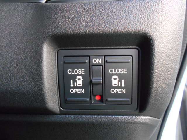 便利な両側電動スライドドアです♪雨の日や風の強い日にも安心です♪