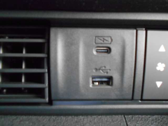 充電用USBジャック装備（急速充電対応）☆スマートフォンの充電は困りません♪