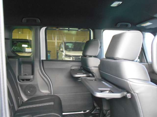 スライドドア両側にロールサンシェード付き☆休憩時に便利なシートバックテーブルも付いています♪