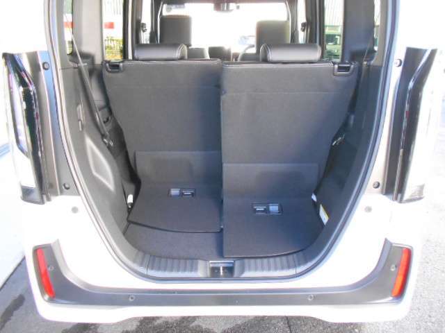 後席は左右独立スライドで便利♪低床で荷物の積み下ろしがラクです♪