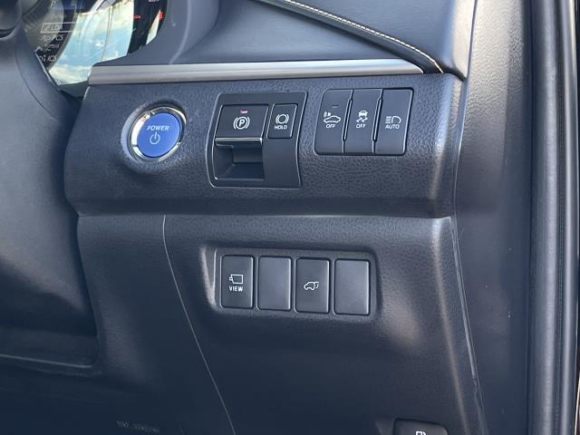 プッシュスタートと電動パーキングブレーキ、ブレーキホールドスイッチ♪車両接近通報と横滑り防止のOFFスイッチ♪オートハイビームスイッチ♪カメラ切替スイッチとパワーバックドアスイッチです♪