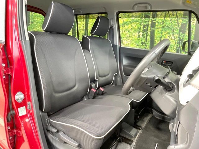 運転席シート廻りは使用感も少なく、良好な状態となっています。前オーナー様が丁寧に使っていたことがよくわかりますね。