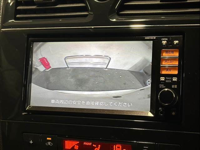 バックカメラ搭載。駐車時も安心です。