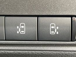 【ハンズフリー機能付き両側パワースライドドア】スライドドアの下に足先を入れてすぐ引くと、自動的にスライドドアが開閉します！荷物で両手がふさがった状態でも、ドアの開閉ができてとっても便利！