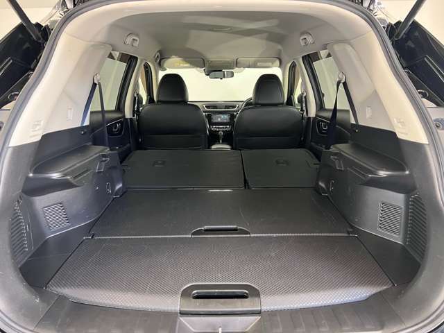 【多彩なシートアレンジ】背もたれを倒すとより多くの荷物を乗せることができます。