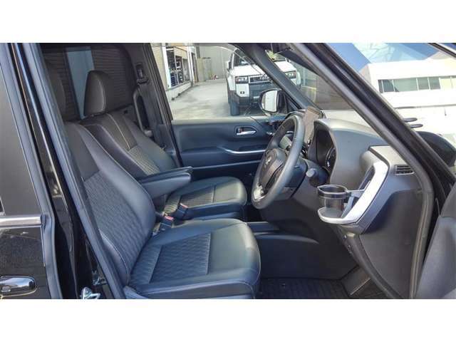 大柄な方にも対応した座り心地のいいシ-トと広い室内で快適なドライブをお楽しみいただけます。