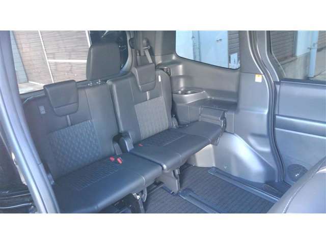 3列目も十分なスペースがございます。