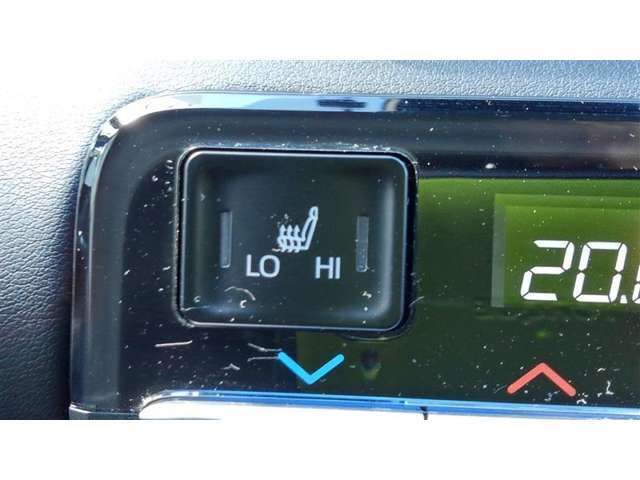 運転席、助手席シ-トにはシ-トヒ-タ-が付いているので、寒い朝も快適～♪