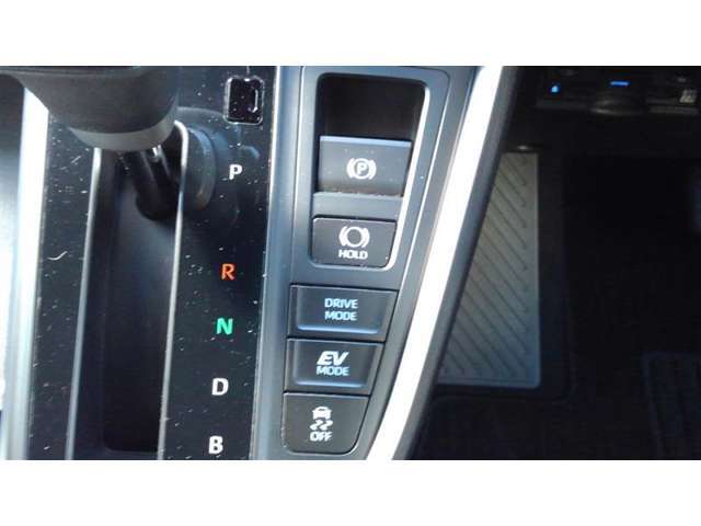 トヨタハイブリッドカー特有の、EV走行モードスイッチ、夜間などエンジン音を立てずにモーターのみでの走行ができます。