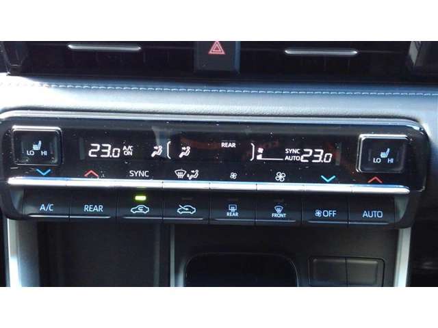 【デュアルエアコン】運転席・助手席で別々に快適さを得られるように、空調にもきめ細やかな配慮をしています。オートエアコン付き。