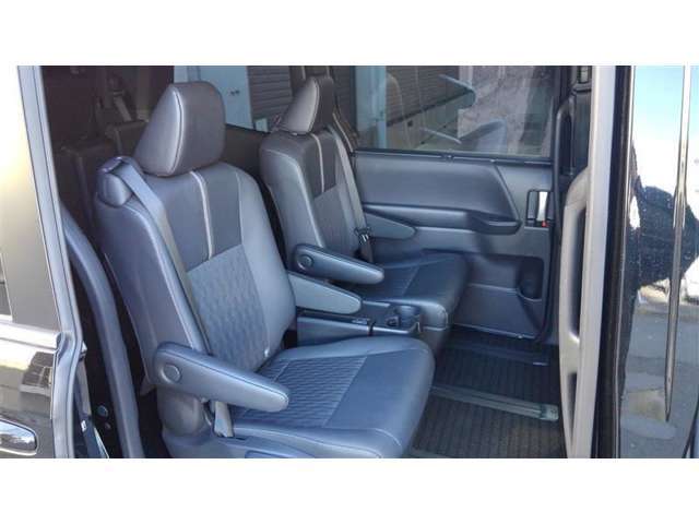 2列目シートは、キャプテンシートになっておりゆったりとおくつろぎいただけます。