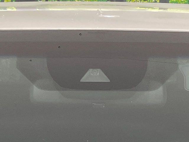 【トヨタセーフティセンス】走行中に前方の車両等を認識し、衝突しそうな時は警報とブレーキで衝突回避と被害軽減をアシスト。より安全にドライブをお楽しみいただけます。