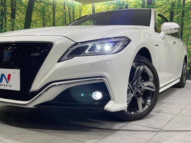 【LEDヘッドライト】悪天候や夜間走行時も良好な視界を確保し安心して運転できる高輝度LEDヘッドライトを装備！点灯速度が早く、消費電力も抑えられています。