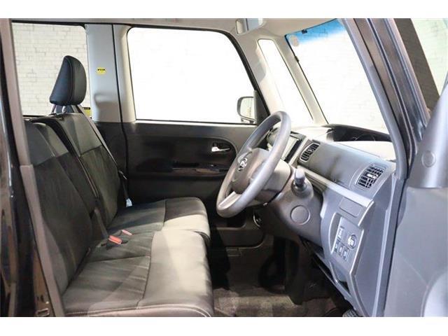 良好な視界とスムーズな乗り降りを実現した運転席。運転席はアイポイントを高くし視界良好です。体格に合わせてシートの位置をきめ細かく調節できるので、いつでも最適な運転姿勢をキープ。操作も軽く、ラクラクです