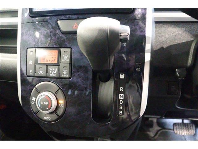 ステアリングホイールからスムーズに持ちかえられるインパネシフトを採用。