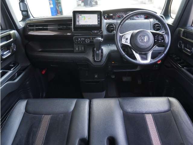 視界広々で非常に運転しやすくロングドライブでも疲れを感じさせないすっきりとまとまったインパネ周りです。