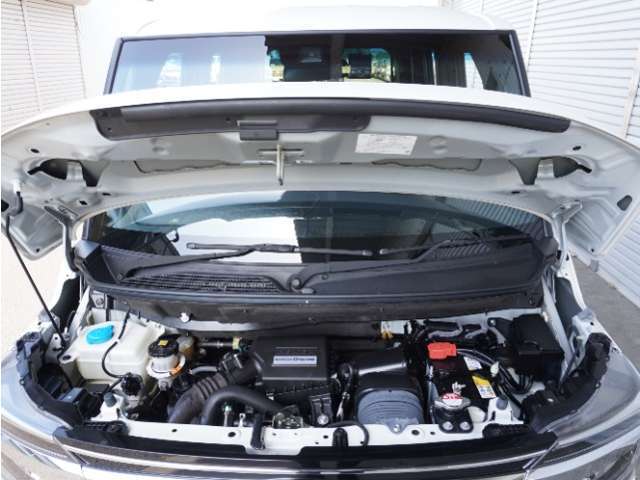 エンジンは車の心臓部分です。このエンジンルームが汚いとトラブルの基になります。当店は専用の液剤を使って徹底的に綺麗にします。