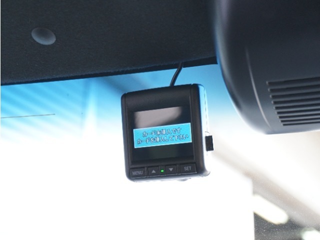 ◆ドライブレコーダー◆映像・音声などを記録する自動車用の装置です。　もしもの事故の際の記録はもちろん、旅行の際の思い出としてドライブの映像を楽しむことができます。