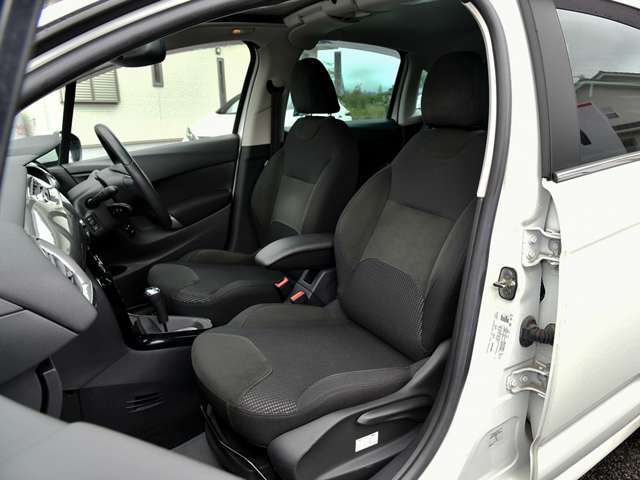 NEXTAの展示車両は、気持ち良く快適に乗って頂くために、すべてのお車にリンサー機を使用し、長年の汚れを薬品を使い洗浄して取り除いています。