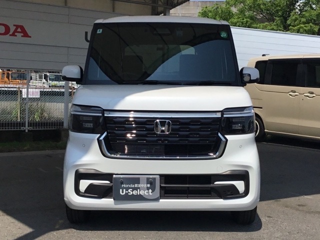 お客様に安全で快適なカーライフをお送りいただくために、中古車にも高いレベルの品質基準を設け、その基準に従って、全ての中古車について納車前整備を実施しています。