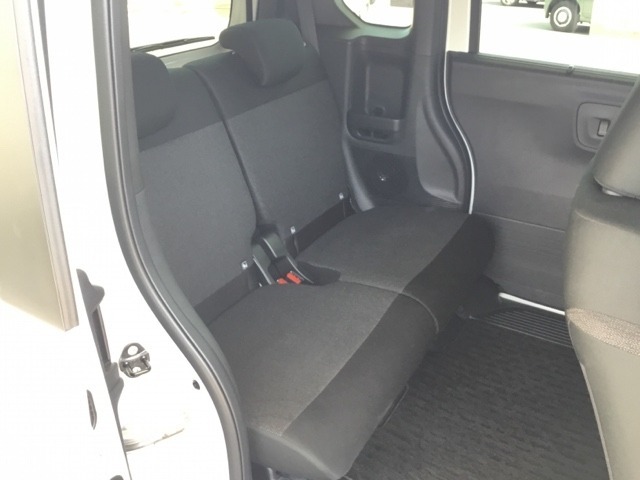 狭い駐車場でも、スライドドアならチャイルドシートへのお子さまの乗降や荷物の積載もスムーズ。