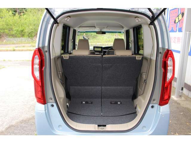 ☆リヤスライドシート☆初代N BOXでは後期型オプション装備車しか出来なかったリヤシートを2代目モデルより前後調節出来るようになりました♪♪