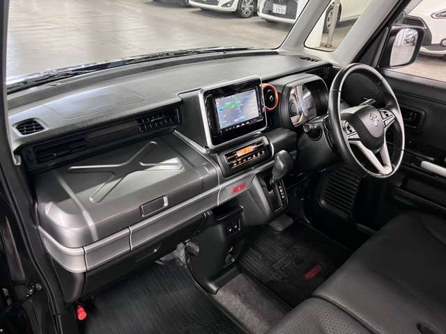 当社販売担当者、仕入担当者、リフトに持ち上げ車検検査員による下廻りチェックをクリアした高品質車を展示しております。