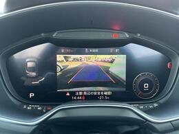 ●リアビューカメラ『入車経路を算出し、ガイドラインと補助線をディスプレイに表示します。同時にバンパーに内蔵のセンサーが障害物を感知し音で注意を促します。後方の死角も安心していただけます。』