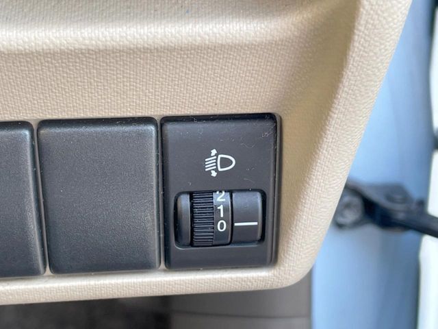 ヘッドライトレベライザー。車のヘッドライトの光軸を自動的に調整する装置です。