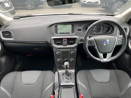 大人気コンパクトカーV40からが入庫いたしました。可愛らしい見た目と純正ナビやバックカメラをはじめとした各種機能でオススメの一台です！もちろん、安全装備は充実♪どんな方にもピッタリの車です♪
