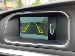 【パークアシスト・カメラ】駐車時に後方がリアルタイム映像で確認できます。大型商業施設や立体駐車場での駐車時や、夜間のバック時に大活躍！運転スキルに関わらず、今や必須となった装備のひとつです！