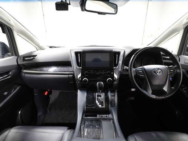 上質で落ち着いた印象のインパネ。視界も広々で運転しやすいです。