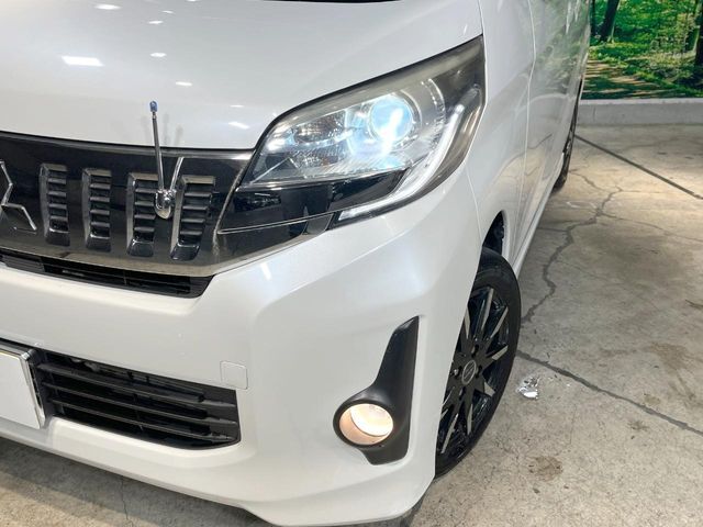 【HIDヘッドライト】非常に明るく前方を照らしてくれるので、悪天候や夜間の走行時も視界良好で安心してお乗りいただけます。