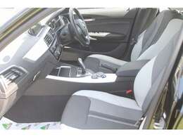 モノトーンカラーのハーフレザーシートと、ホワイトパネルのインテリア、スタイルグレードの特徴となります。