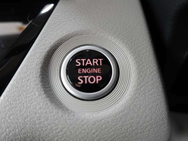 ブレーキを踏んでエンジンスイッチを押すだけで、エンジンの始動/停止が簡単に出来ます。