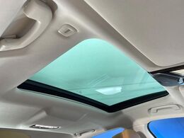 ●サンルーフ：開放感たっぷりの希少装備、サンルーフが装着されています！車内に明かりを取り入れたり景色を楽しむ以外にも、車内の空気も簡単に換気できて快適です！