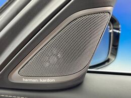 ●harman/kardonサウンドシステム：オーディオ専門メーカーが手掛けるプレミアムスピーカーを装備。多数のスピーカーから、音の粒立ちまで分かる高品質な音楽をお楽しみいただけます。