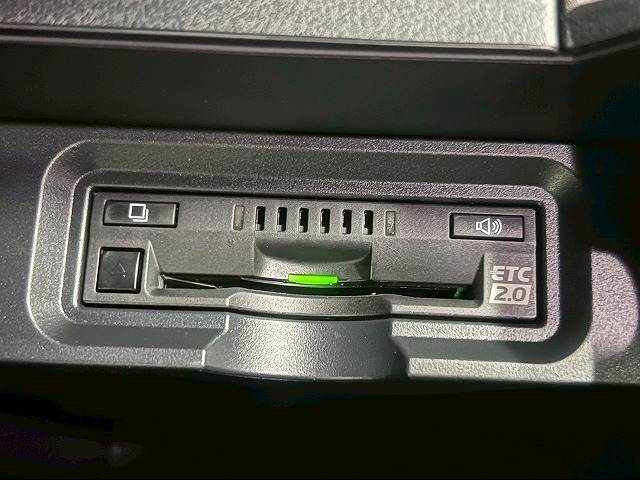 【ビルトインETC】で高速道路もスムーズに乗り降り可能で、ご納車直後からの遠距離ドライブも可能です。