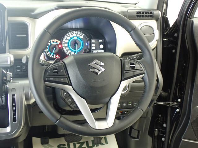 本革巻きのステアリングホイールが　車内に高級感をプラスします。手になじみ、運転しやすいです。