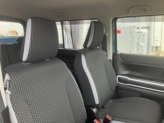 ホワイトの差し色がおしゃれな運転席、助手席には冬にうれしい【シートヒーター】付き！