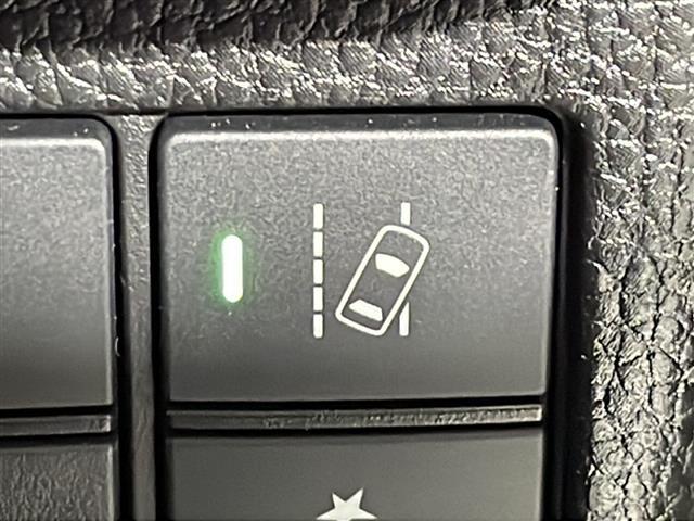 【路外逸脱抑制機能】はみ出しそうなとき、ディスプレー表示とステアリング振動の警告で注意を促すとともに、車線内へ戻るようにステアリング操作を支援します。機能には限界があるためご注意ください。