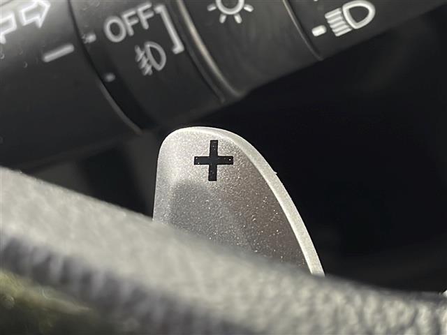【パドルシフト（AT車）】MT車と同じように好きなギアで走ることができます！ステアリングから手を離さずに指先だけでシフト操作ができ、よりスポーティな走りをお楽しみいただけます。