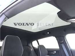 屋根一面まるごととも言える特大サイズのパノラマサンルーフ。ルーフは、車内に入る陽射し、熱、紫外線を低減するため、ティンテッドガラスを使用したフルパノラマウインドです。